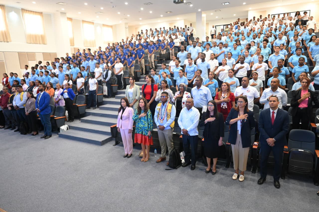 TC imparte charla sobre derechos y deberes fundamentales a estudiantes de Baní