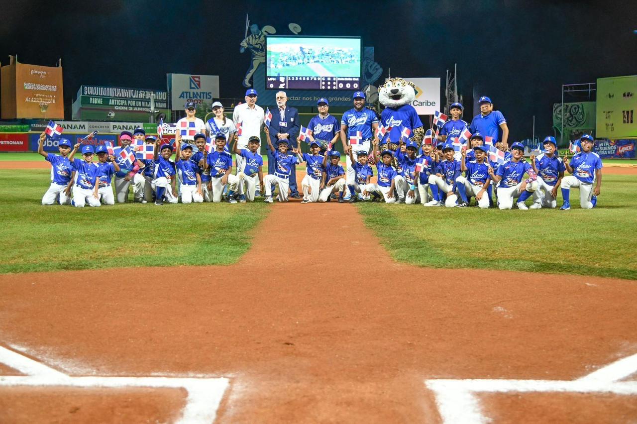 TC dona constituciones en partido de béisbol en el Estadio Quisqueya